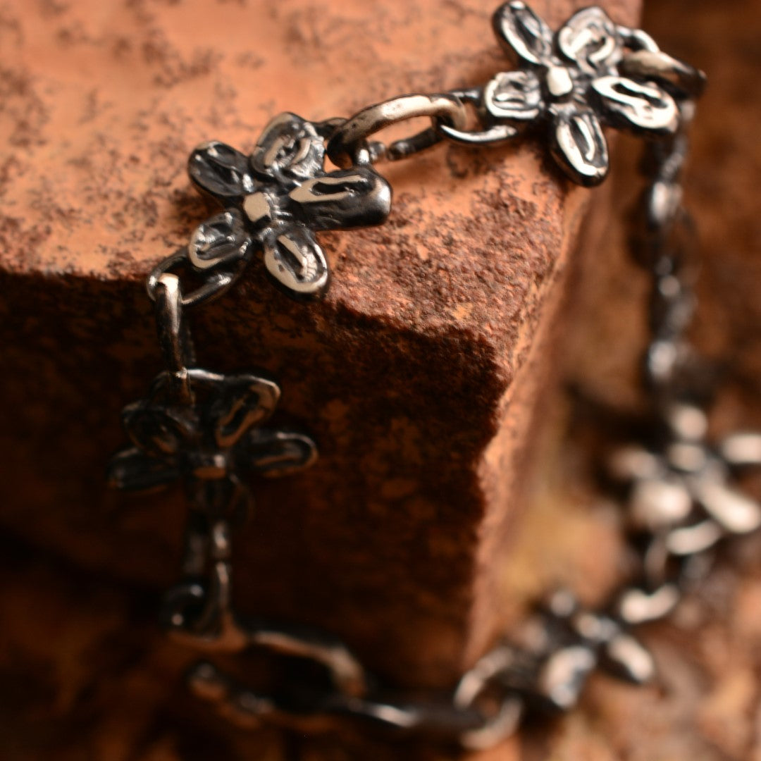 „Wiesenblumen“-Armband aus 925er Silber – Talisman für Zartheit und einen freien Geist, oxidierter skulpturaler Schmuck im Boho-Rustik-Stil | Art Diva