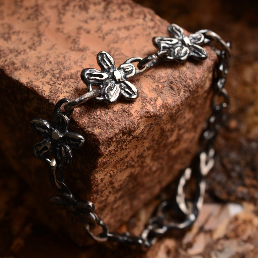 „Wiesenblumen“-Armband aus 925er Silber – Talisman für Zartheit und einen freien Geist, oxidierter skulpturaler Schmuck im Boho-Rustik-Stil | Art Diva