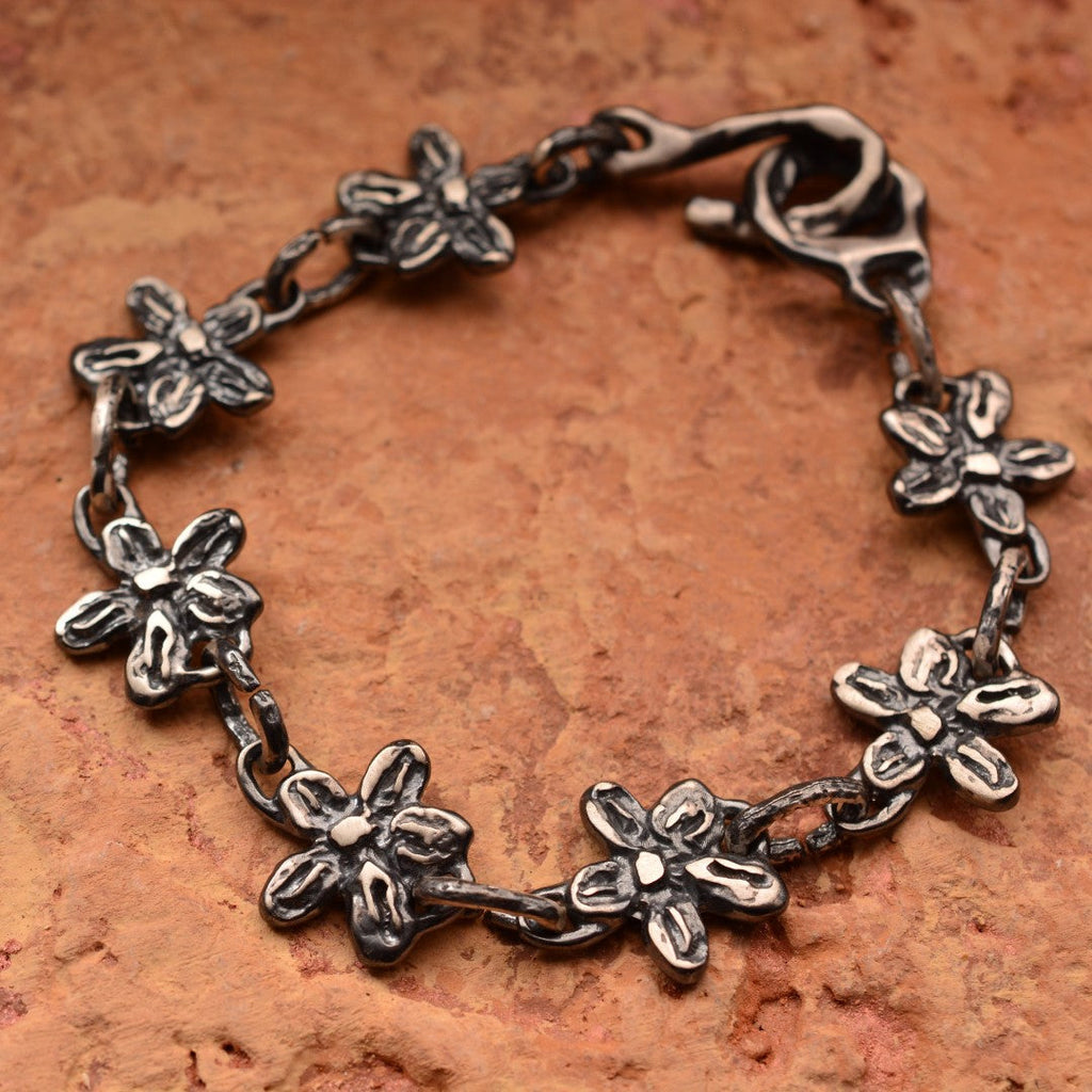 „Wiesenblumen“-Armband aus 925er Silber – Talisman für Zartheit und einen freien Geist, oxidierter skulpturaler Schmuck im Boho-Rustik-Stil | Art Diva