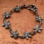 „Wiesenblumen“-Armband aus 925er Silber – Talisman für Zartheit und einen freien Geist, oxidierter skulpturaler Schmuck im Boho-Rustik-Stil | Art Diva
