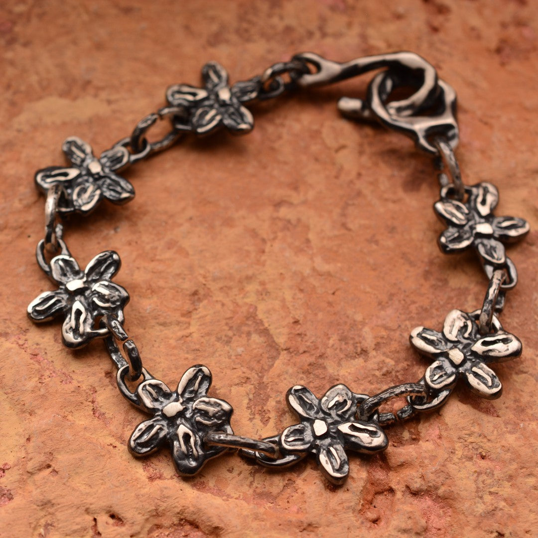 „Wiesenblumen“-Armband aus 925er Silber – Talisman für Zartheit und einen freien Geist, oxidierter skulpturaler Schmuck im Boho-Rustik-Stil | Art Diva