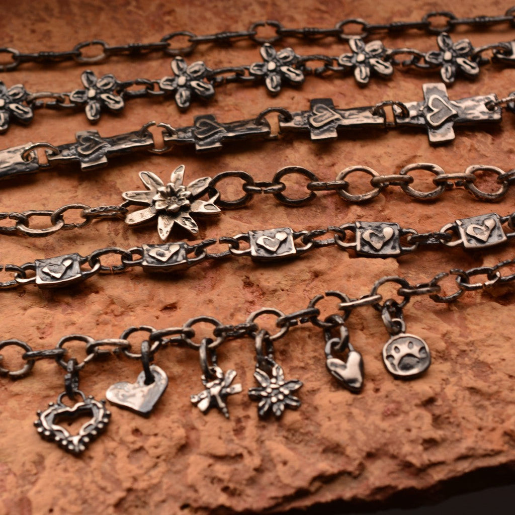 „Wiesenblumen“-Armband aus 925er Silber – Talisman für Zartheit und einen freien Geist, oxidierter skulpturaler Schmuck im Boho-Rustik-Stil | Art Diva