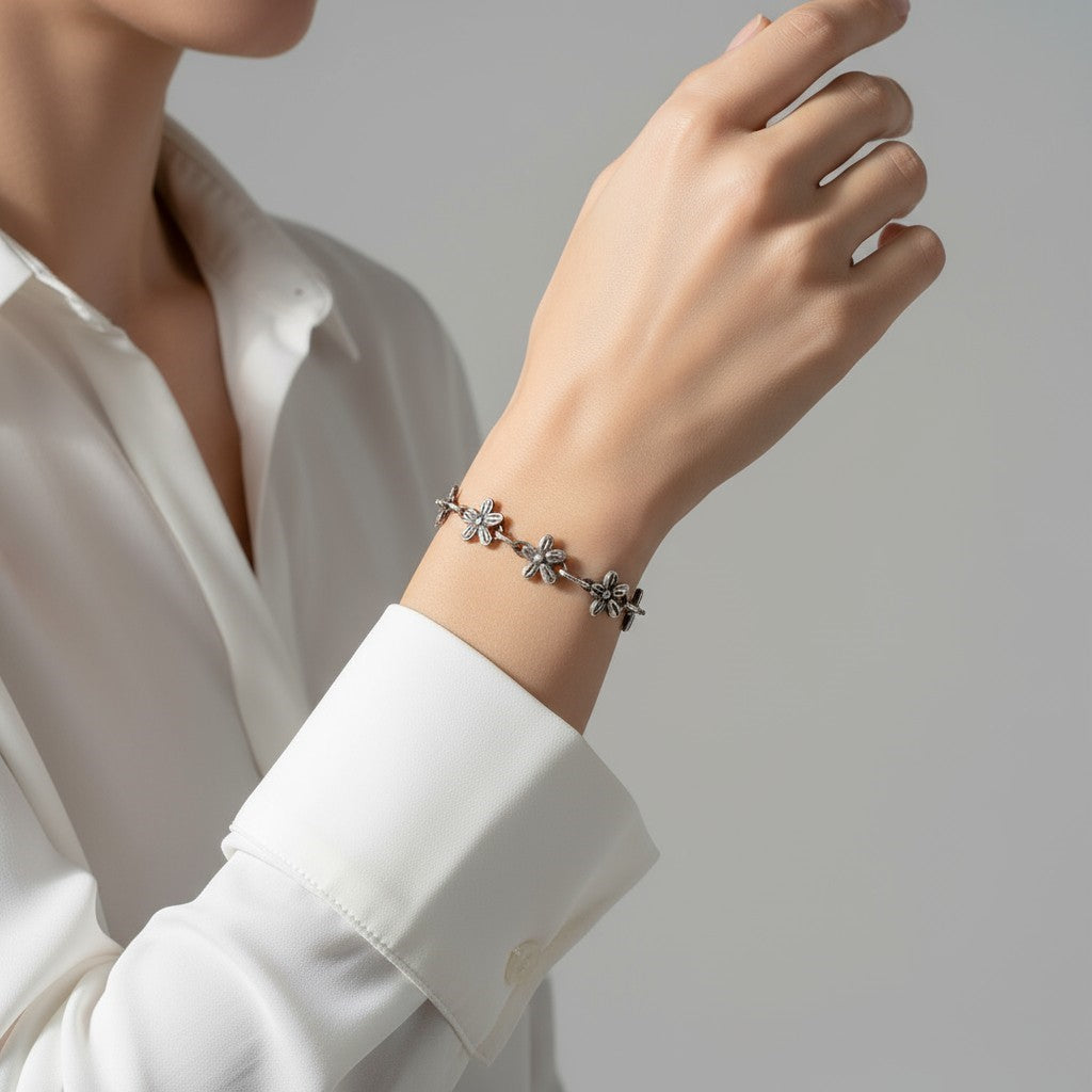 „Wiesenblumen“-Armband aus 925er Silber – Talisman für Zartheit und einen freien Geist, oxidierter skulpturaler Schmuck im Boho-Rustik-Stil | Art Diva