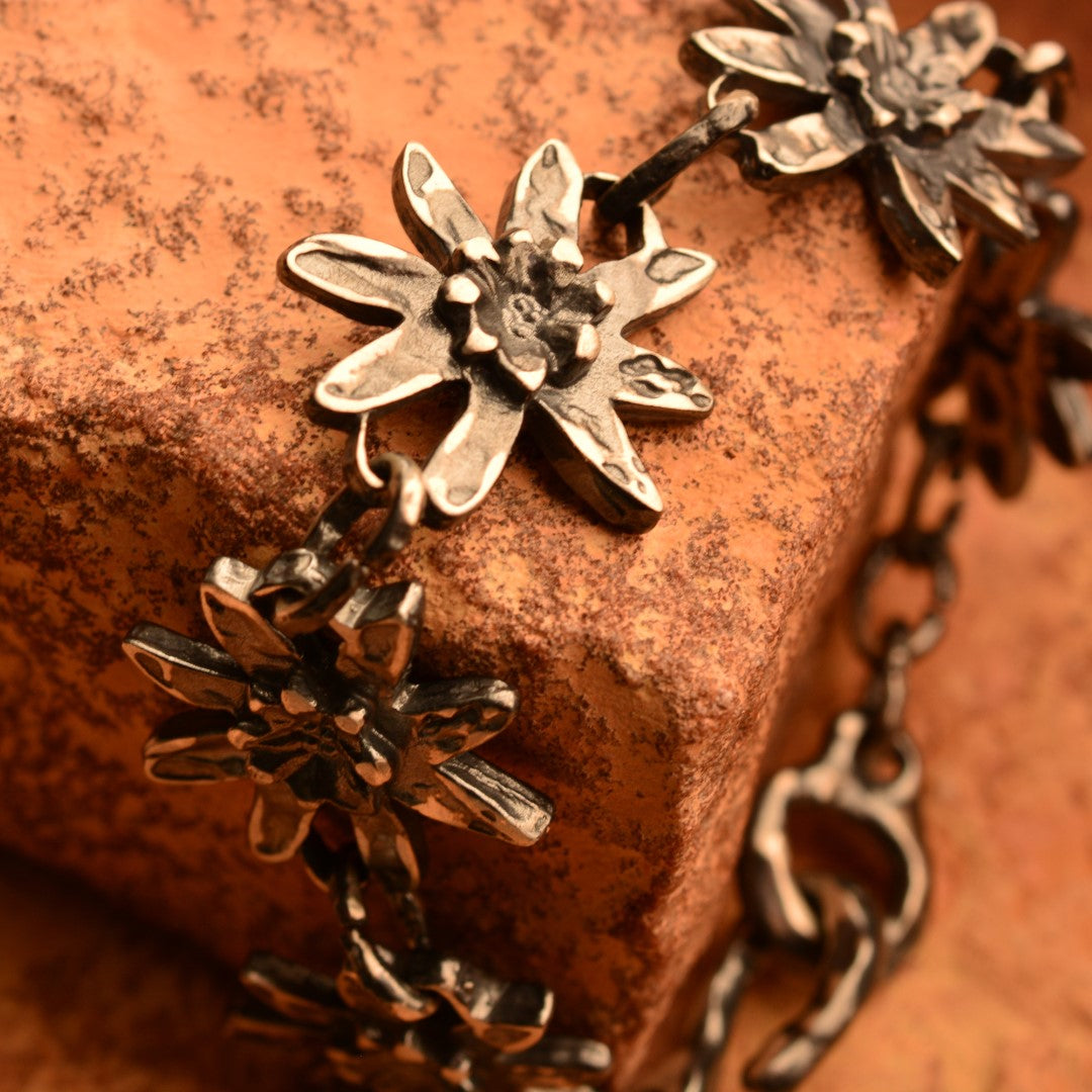 „Edelweiß“-Armband aus 925er Silber – Symbol für Reinheit, Mut und ewige Liebe, oxidierter skulpturaler Schmuck im Boho-Rustik-Stil | Art Diva