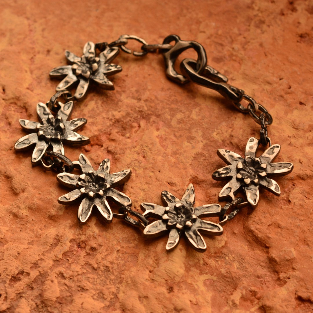 „Edelweiß“-Armband aus 925er Silber – Symbol für Reinheit, Mut und ewige Liebe, oxidierter skulpturaler Schmuck im Boho-Rustik-Stil | Art Diva