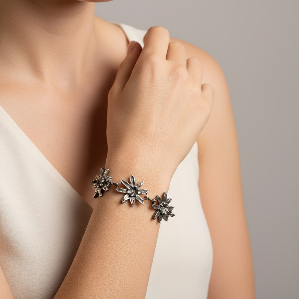 „Edelweiß“-Armband aus 925er Silber – Symbol für Reinheit, Mut und ewige Liebe, oxidierter skulpturaler Schmuck im Boho-Rustik-Stil | Art Diva