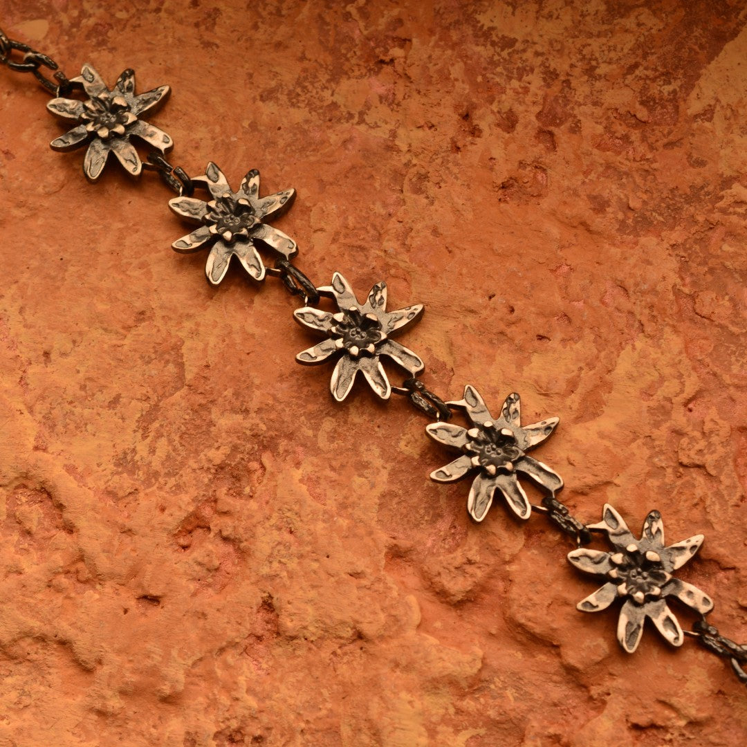 „Edelweiß“-Armband aus 925er Silber – Symbol für Reinheit, Mut und ewige Liebe, oxidierter skulpturaler Schmuck im Boho-Rustik-Stil | Art Diva