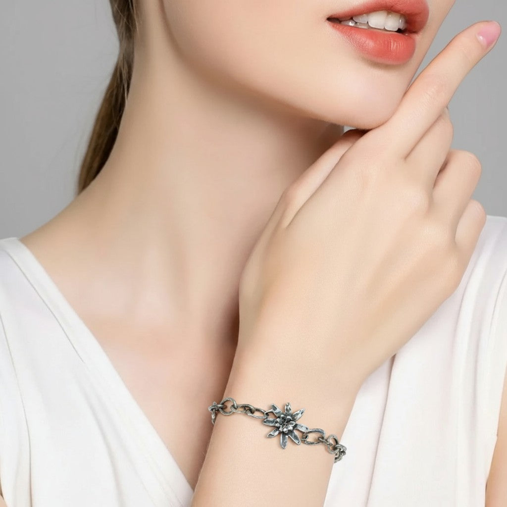 Armband „Edelweiß“ aus 925er Silber – Talisman für Mut und reine Liebe, oxidierter Skulpturenschmuck im Boho-Rustik-Stil | Art Diva