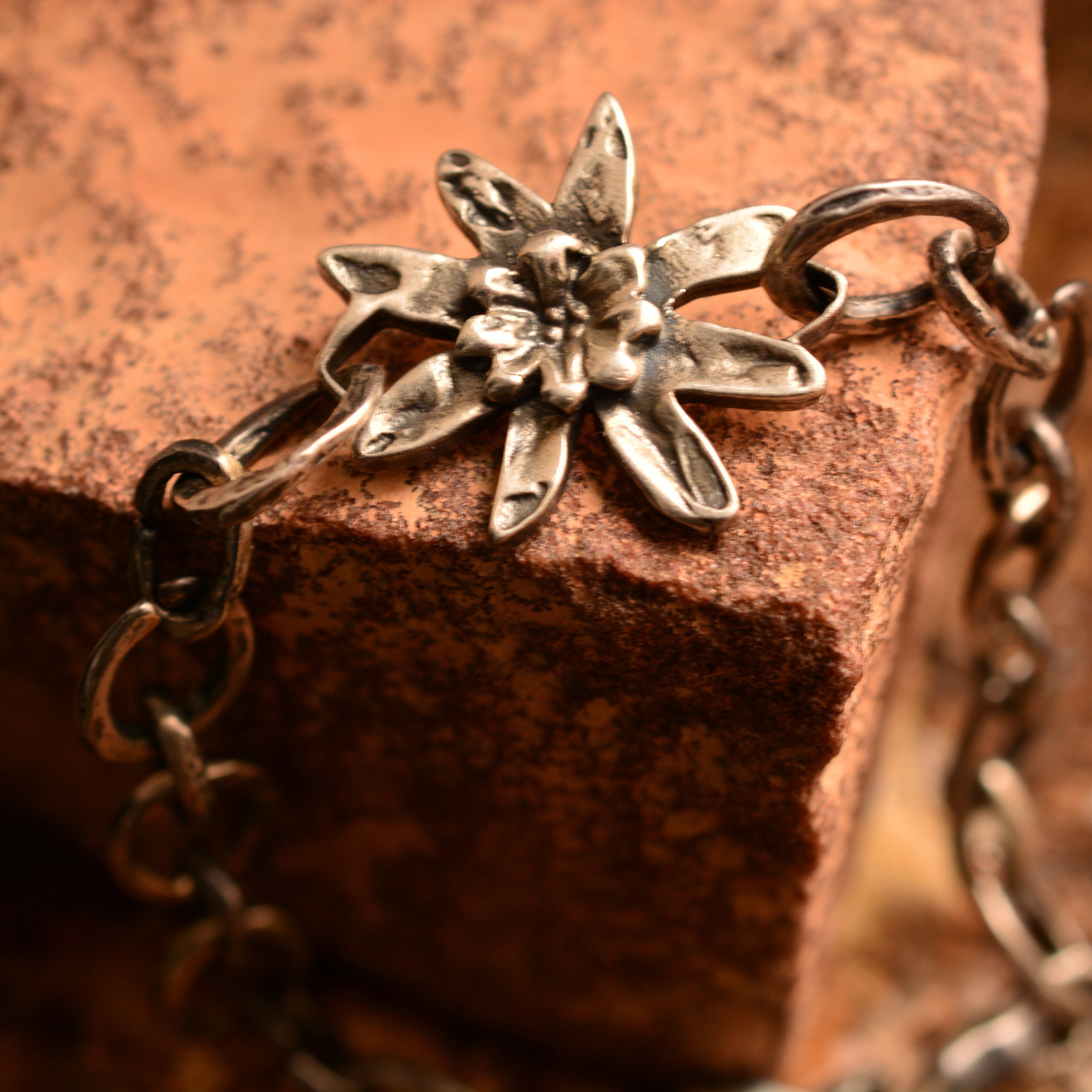 Armband „Edelweiß“ aus 925er Silber – Talisman für Mut und reine Liebe, oxidierter Skulpturenschmuck im Boho-Rustik-Stil | Art Diva