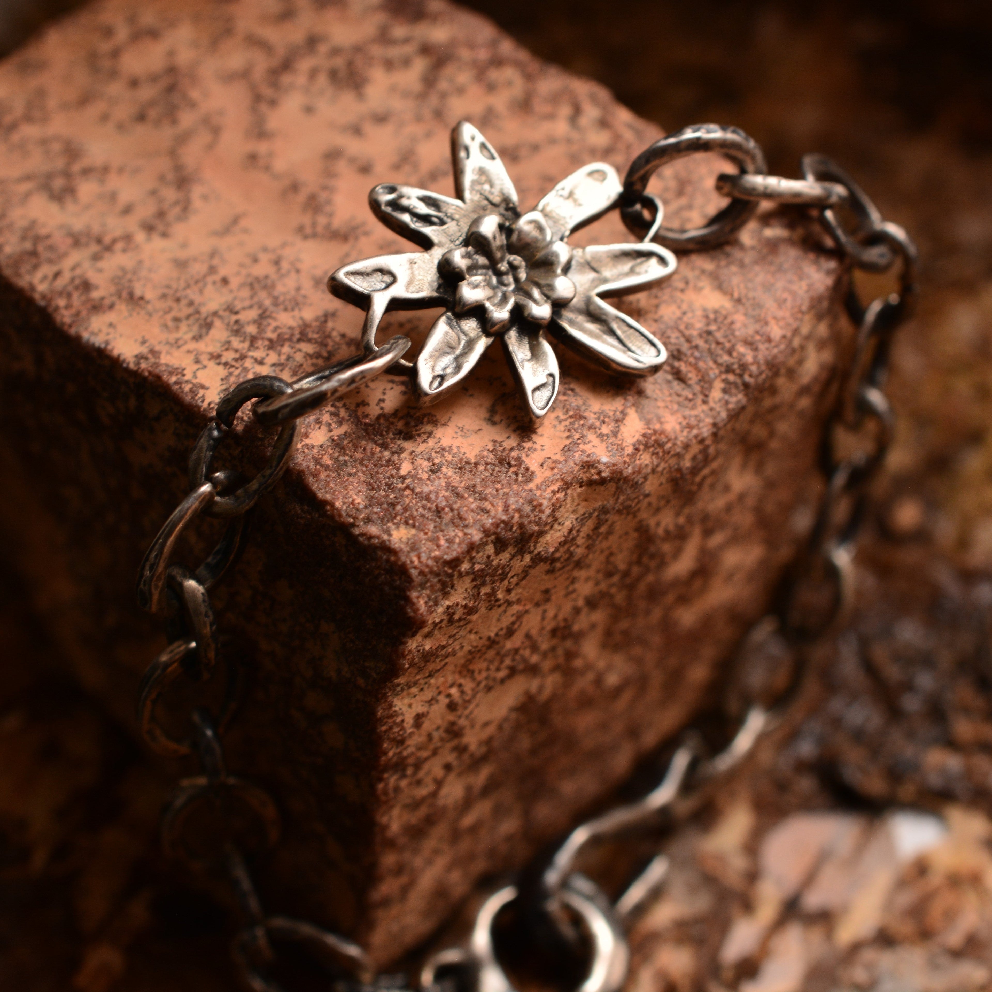 Armband „Edelweiß“ aus 925er Silber – Talisman für Mut und reine Liebe, oxidierter Skulpturenschmuck im Boho-Rustik-Stil | Art Diva
