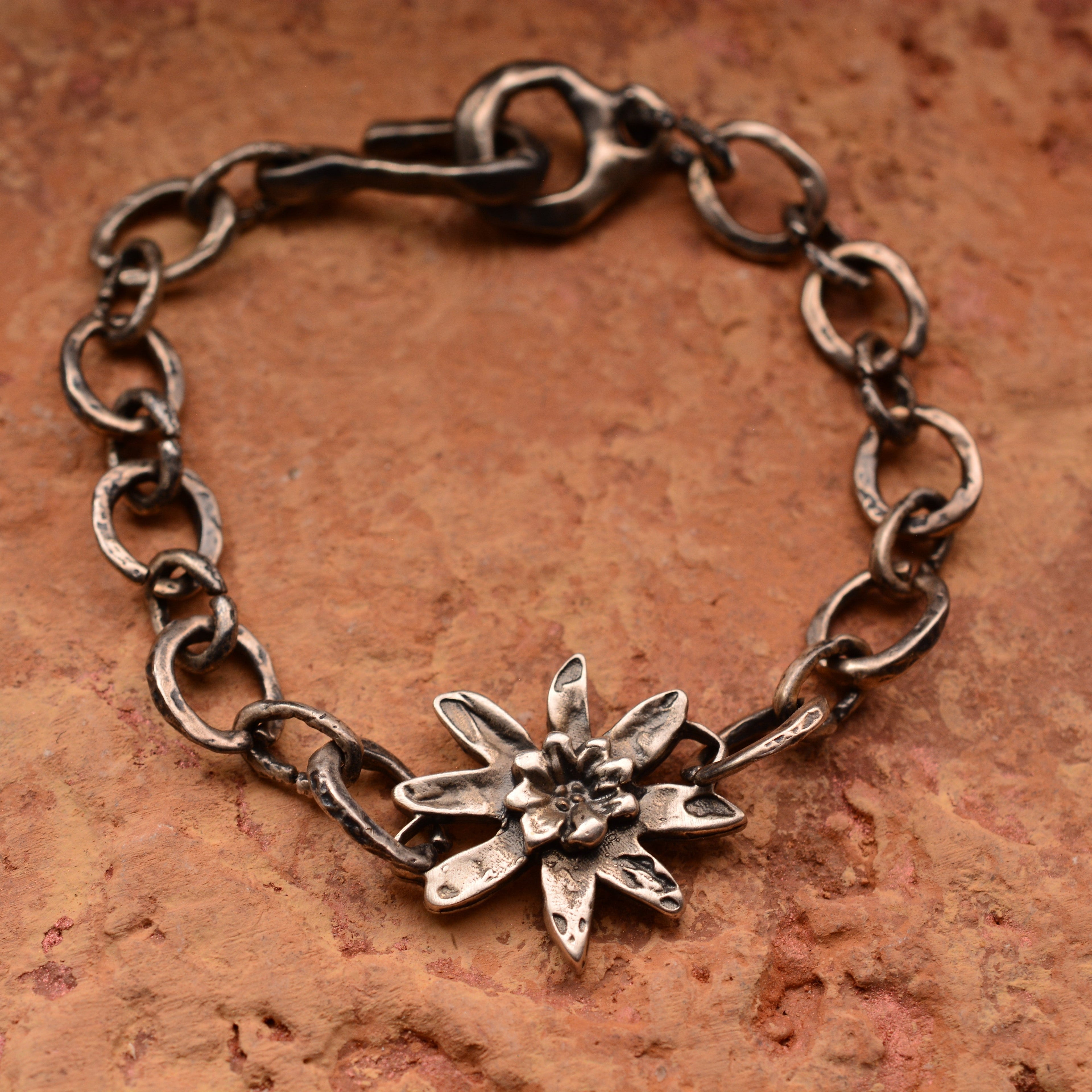 Armband „Edelweiß“ aus 925er Silber – Talisman für Mut und reine Liebe, oxidierter Skulpturenschmuck im Boho-Rustik-Stil | Art Diva