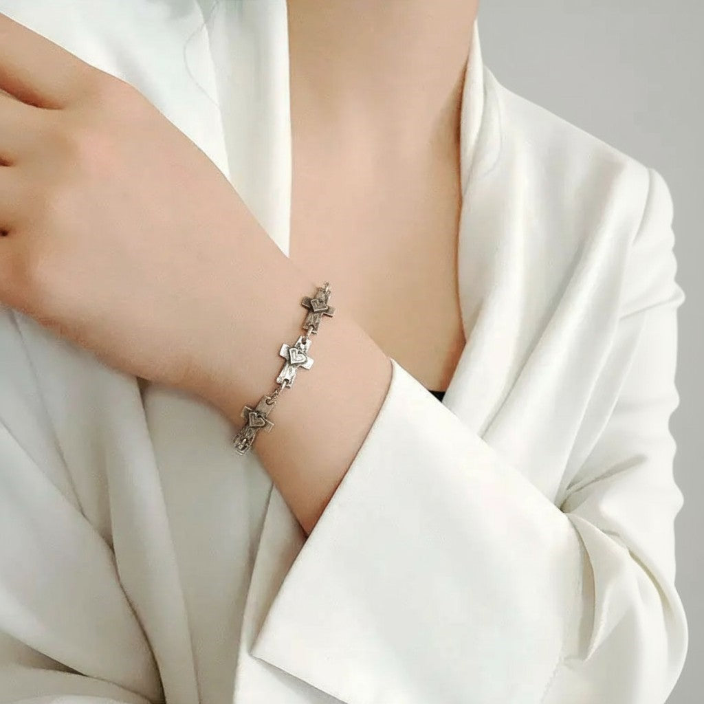 „Kreuze und Herzen“-Armband aus 925er Silber – Symbol für Liebe und Glauben, oxidierter skulpturaler Schmuck im Boho-Rustik-Stil | Art Diva