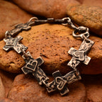 „Kreuze und Herzen“-Armband aus 925er Silber – Symbol für Liebe und Glauben, oxidierter skulpturaler Schmuck im Boho-Rustik-Stil | Art Diva