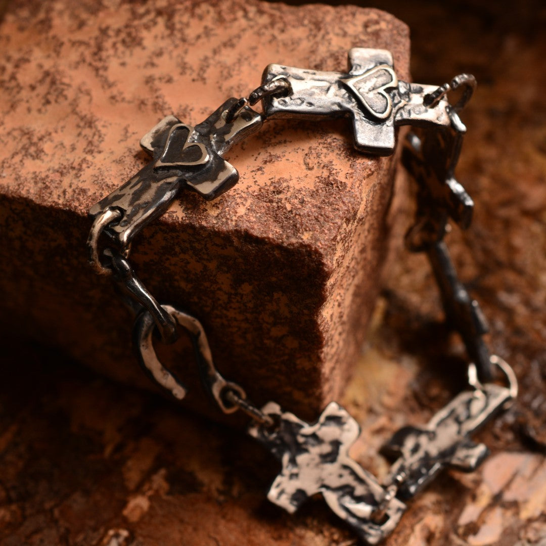 „Kreuze und Herzen“-Armband aus 925er Silber – Symbol für Liebe und Glauben, oxidierter skulpturaler Schmuck im Boho-Rustik-Stil | Art Diva
