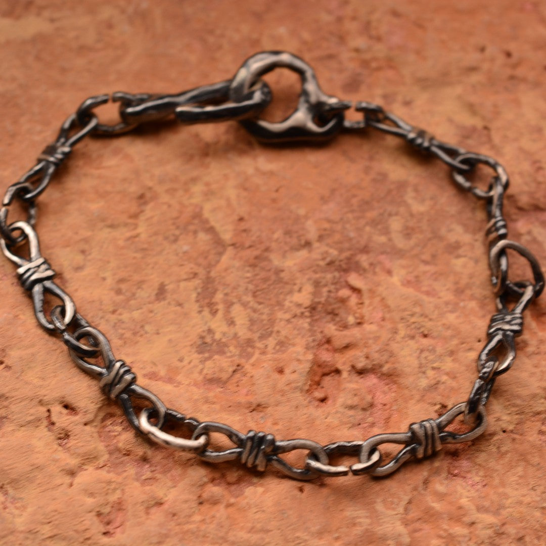 „Liebesknoten“-Armband aus 925er Silber – Talisman für die Verbindung zweier Seelen, oxidierter skulpturaler Schmuck im Boho-Rustik-Stil | Art Diva