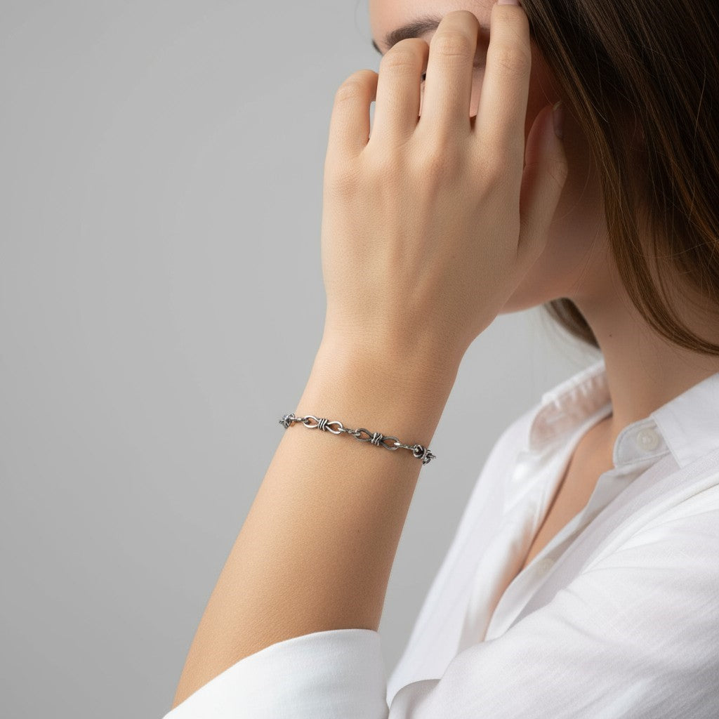 „Liebesknoten“-Armband aus 925er Silber – Talisman für die Verbindung zweier Seelen, oxidierter skulpturaler Schmuck im Boho-Rustik-Stil | Art Diva
