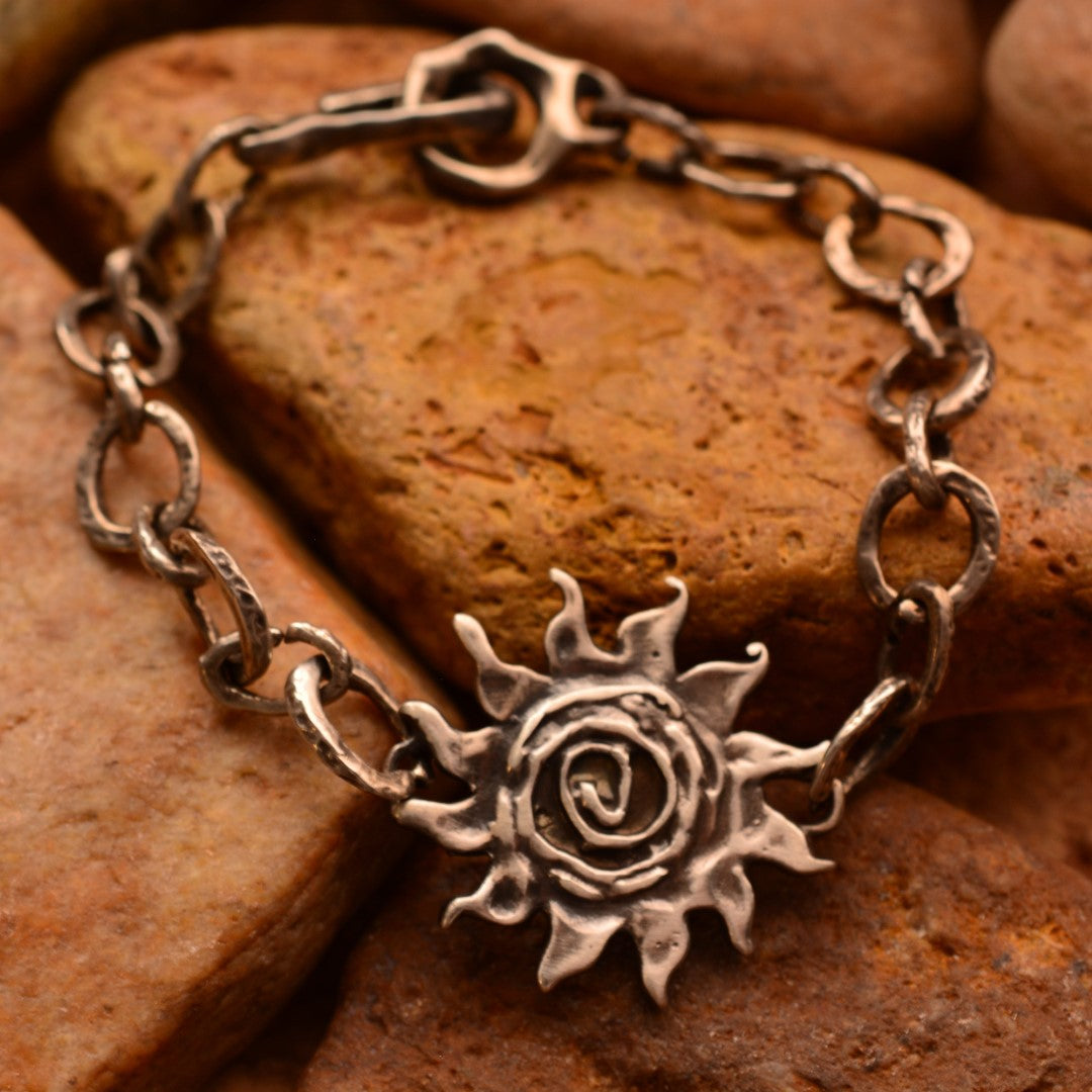Armband „Sonnenerwachen“ aus 925er Silber – Symbol für Licht und Neubeginn, oxidierter Skulpturenschmuck im Boho-Rustik-Stil | Art Diva