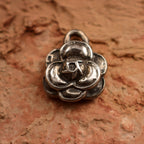 „Kamelie“ – handgefertigter Anhänger aus 925er Silber, Talisman für Schönheit und Eleganz, Skulpturenschmuck im Boho- und rustikalen Stil | Art Diva