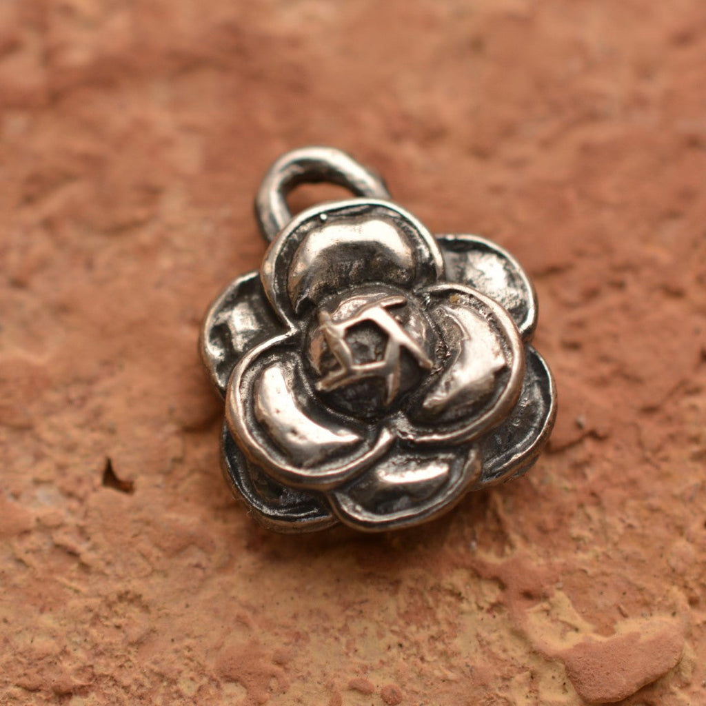 „Kamelie“ – handgefertigter Anhänger aus 925er Silber, Talisman für Schönheit und Eleganz, Skulpturenschmuck im Boho- und rustikalen Stil | Art Diva