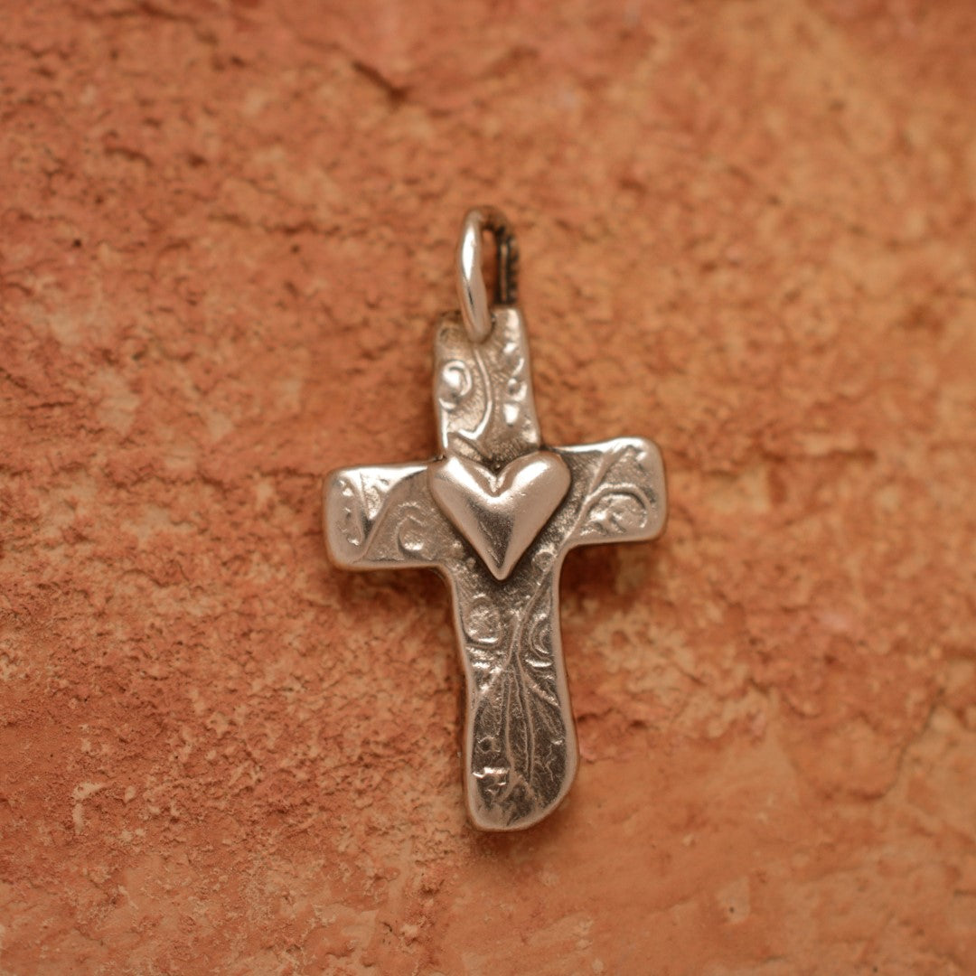 Kreuz-Anhänger mit Herz aus Silber – handgefertigtes Symbol für Liebe und Glauben, Skulpturenschmuck im Boho- und rustikalen Stil | Art Diva