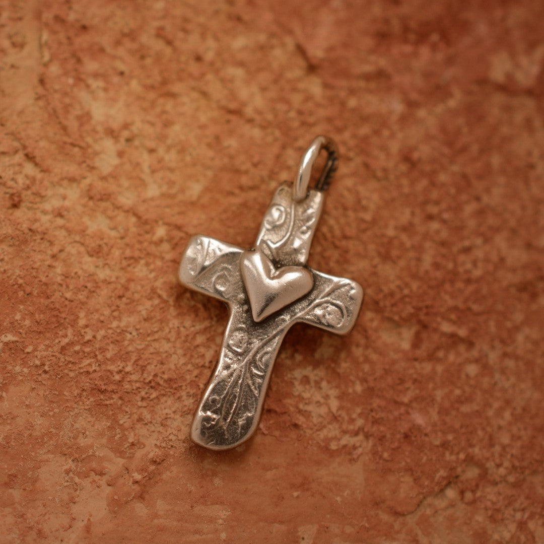 Kreuz-Anhänger mit Herz aus Silber – handgefertigtes Symbol für Liebe und Glauben, Skulpturenschmuck im Boho- und rustikalen Stil | Art Diva