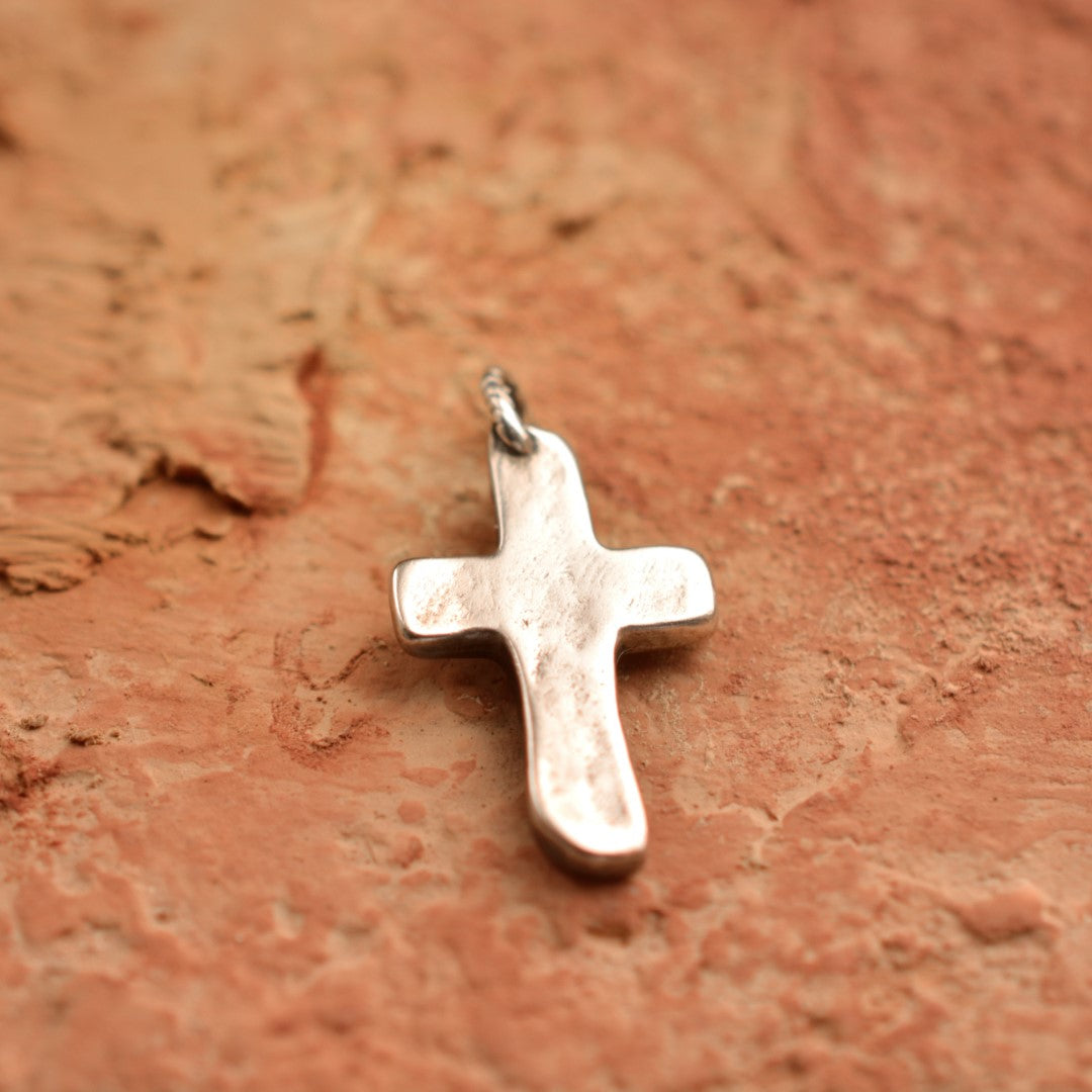 Kreuz-Anhänger mit Herz aus Silber – handgefertigtes Symbol für Liebe und Glauben, Skulpturenschmuck im Boho- und rustikalen Stil | Art Diva