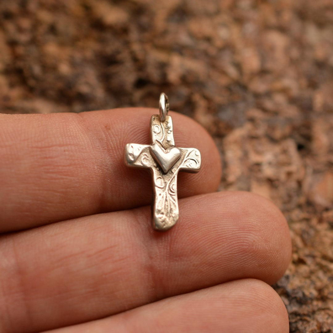 Kreuz-Anhänger mit Herz aus Silber – handgefertigtes Symbol für Liebe und Glauben, Skulpturenschmuck im Boho- und rustikalen Stil | Art Diva