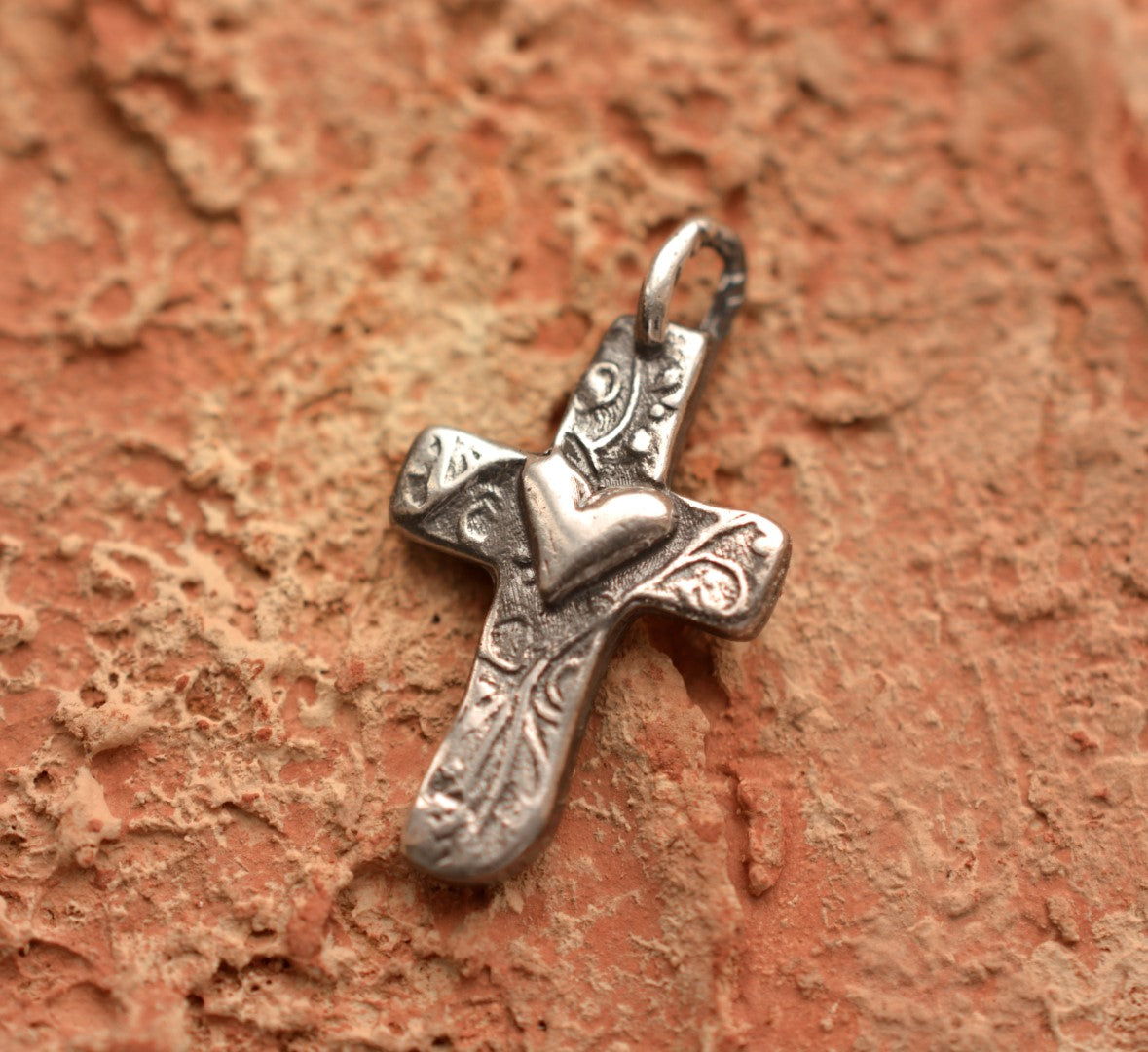 Kreuz-Anhänger mit Herz aus Silber – handgefertigtes Symbol für Liebe und Glauben, Skulpturenschmuck im Boho- und rustikalen Stil | Art Diva