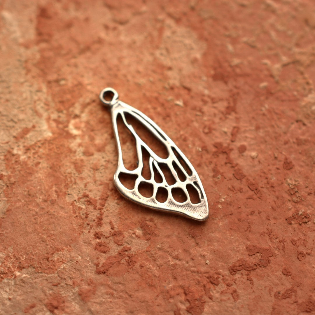 Schmetterlingsflügel-Anhänger aus 925er Silber – handgefertigter Talisman für Freiheit und Transformation, Skulpturenschmuck im Boho- und rustikalen Stil | Art Diva