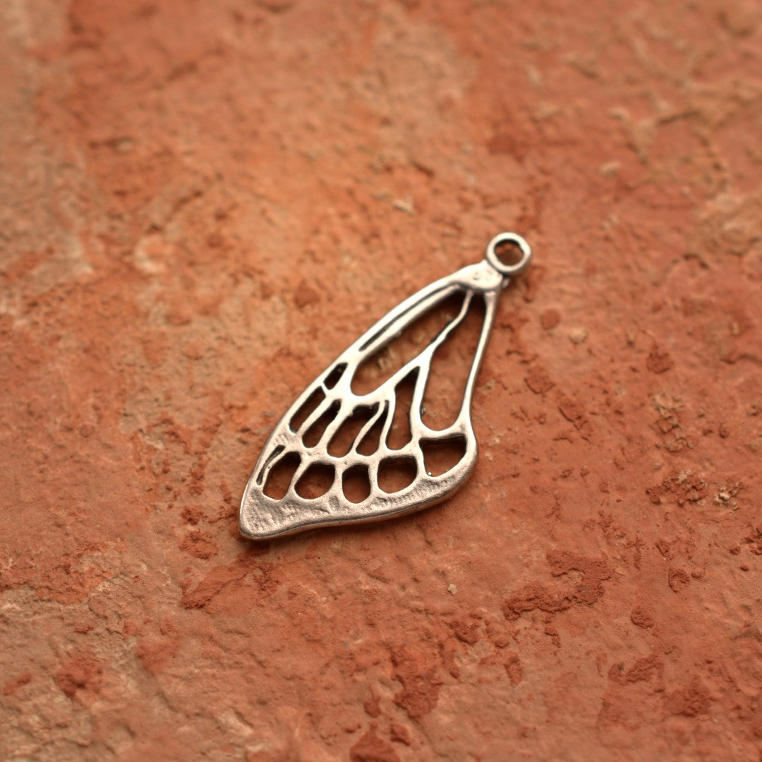 Schmetterlingsflügel-Anhänger aus 925er Silber – handgefertigter Talisman für Freiheit und Transformation, Skulpturenschmuck im Boho- und rustikalen Stil | Art Diva