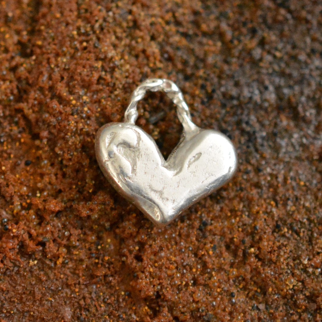 Kleines Herz – Anhänger aus 925er Silber | Talisman für Liebe & Verbundenheit | Art Diva