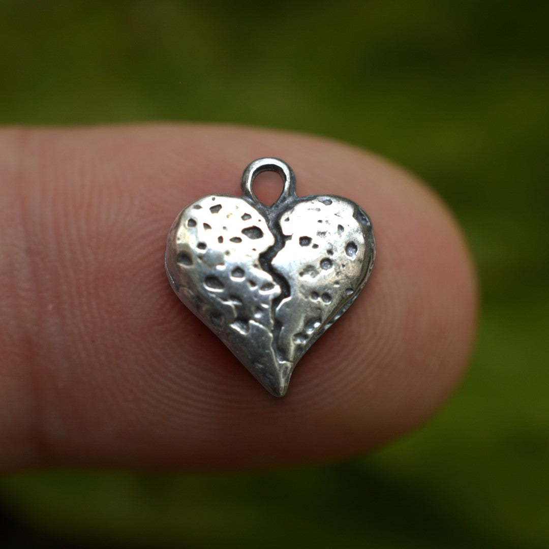 Gebrochenes Steinherz als Anhänger aus 925er Silber – Talisman für Stärke und einen Neuanfang, handgefertigter Skulpturenschmuck im Boho- und rustikalen Stil | Art Diva