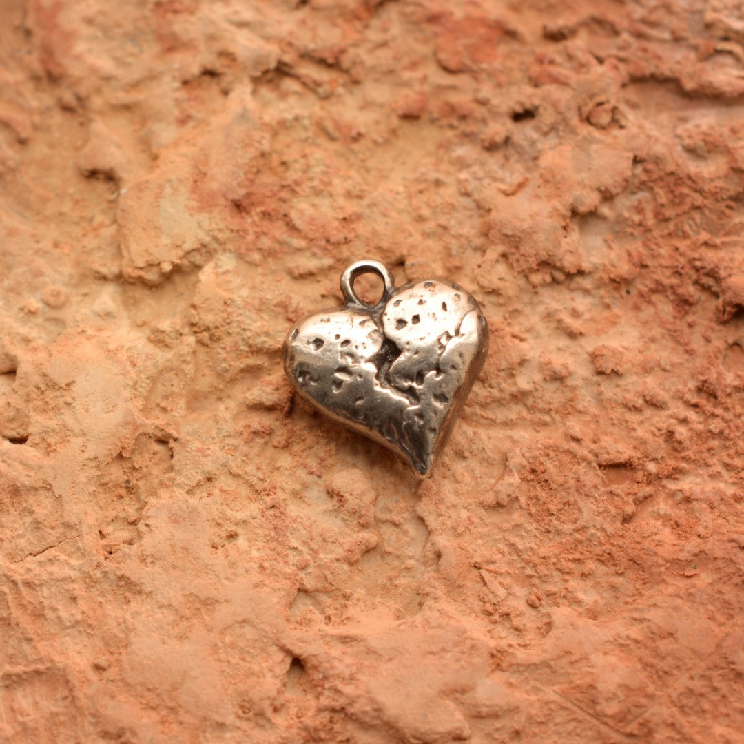 Gebrochenes Steinherz als Anhänger aus 925er Silber – Talisman für Stärke und einen Neuanfang, handgefertigter Skulpturenschmuck im Boho- und rustikalen Stil | Art Diva