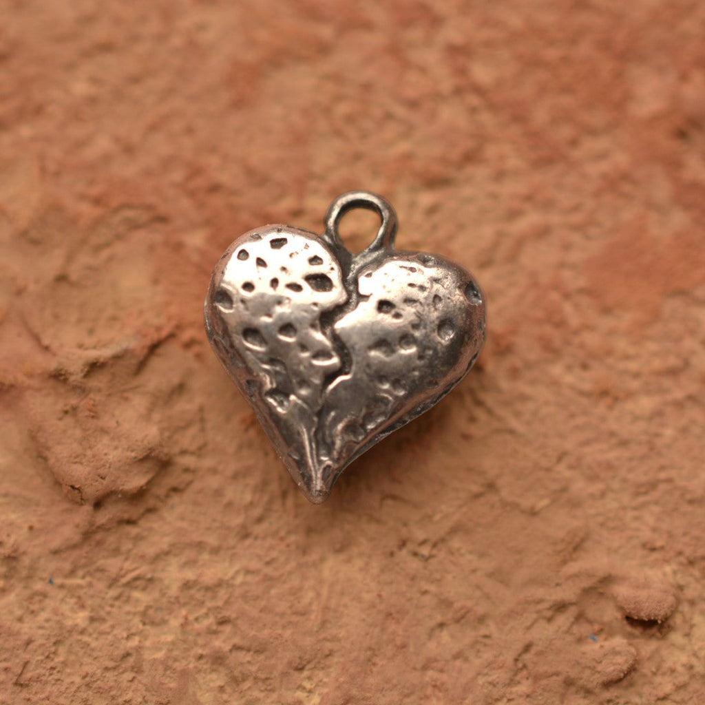 Gebrochenes Steinherz als Anhänger aus 925er Silber – Talisman für Stärke und einen Neuanfang, handgefertigter Skulpturenschmuck im Boho- und rustikalen Stil | Art Diva