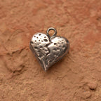 Gebrochenes Steinherz als Anhänger aus 925er Silber – Talisman für Stärke und einen Neuanfang, handgefertigter Skulpturenschmuck im Boho- und rustikalen Stil | Art Diva