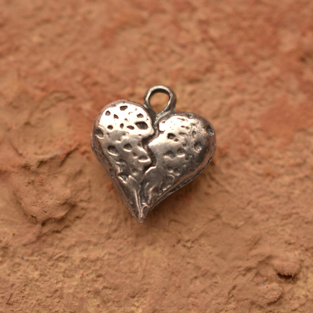 Gebrochenes Steinherz als Anhänger aus 925er Silber – Talisman für Stärke und einen Neuanfang, handgefertigter Skulpturenschmuck im Boho- und rustikalen Stil | Art Diva