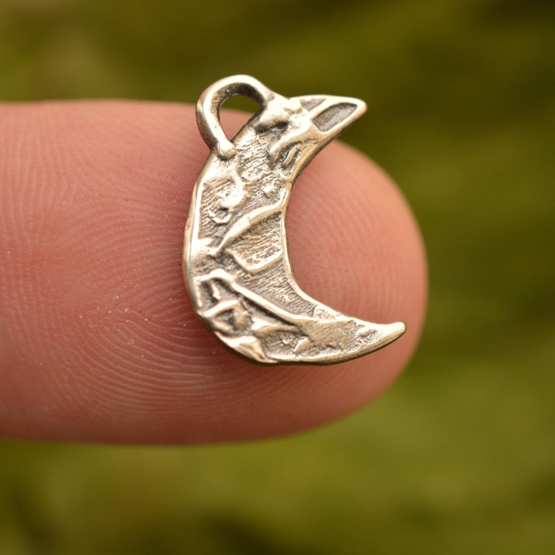 Halbmond-Amulett-Anhänger aus 925er Silber – Talisman für Intuition und einen Neuanfang, handgefertigter Skulpturenschmuck im Boho- und rustikalen Stil | Art Diva