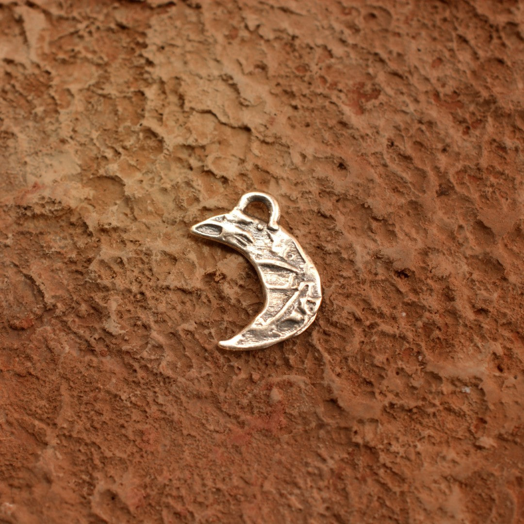 Halbmond-Amulett-Anhänger aus 925er Silber – Talisman für Intuition und einen Neuanfang, handgefertigter Skulpturenschmuck im Boho- und rustikalen Stil | Art Diva
