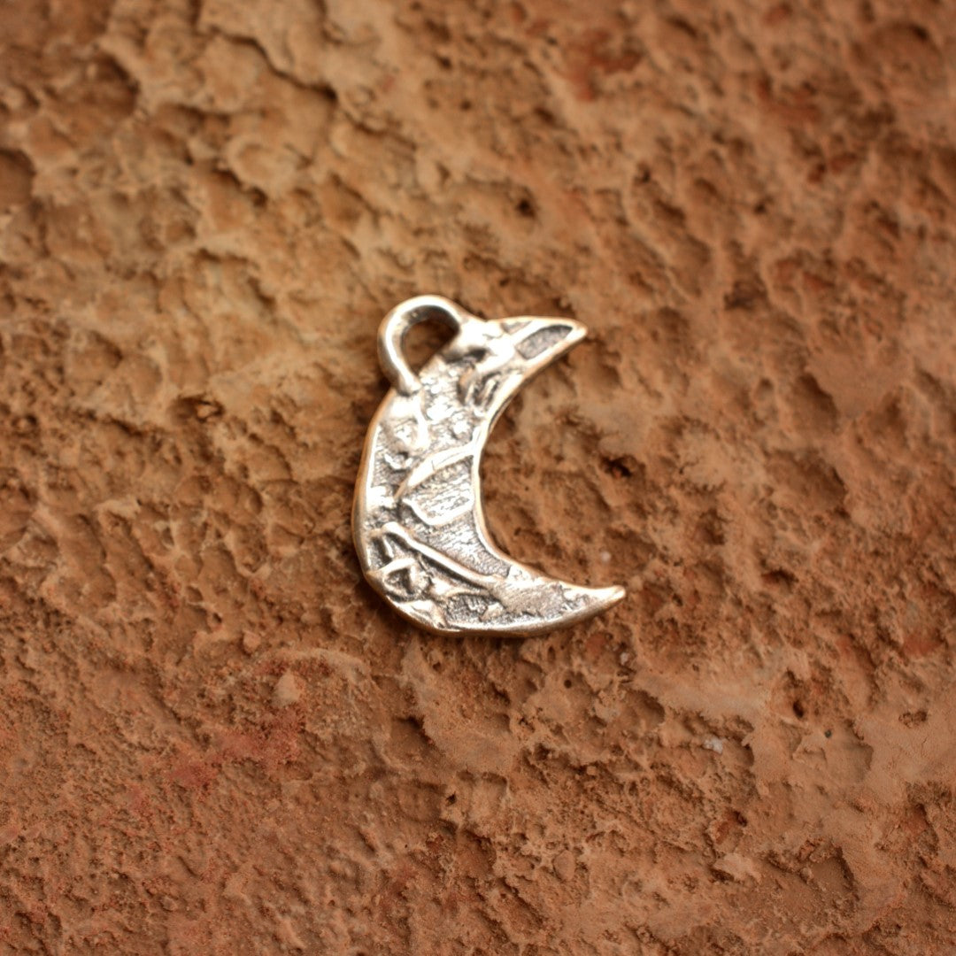 Halbmond-Amulett-Anhänger aus 925er Silber – Talisman für Intuition und einen Neuanfang, handgefertigter Skulpturenschmuck im Boho- und rustikalen Stil | Art Diva