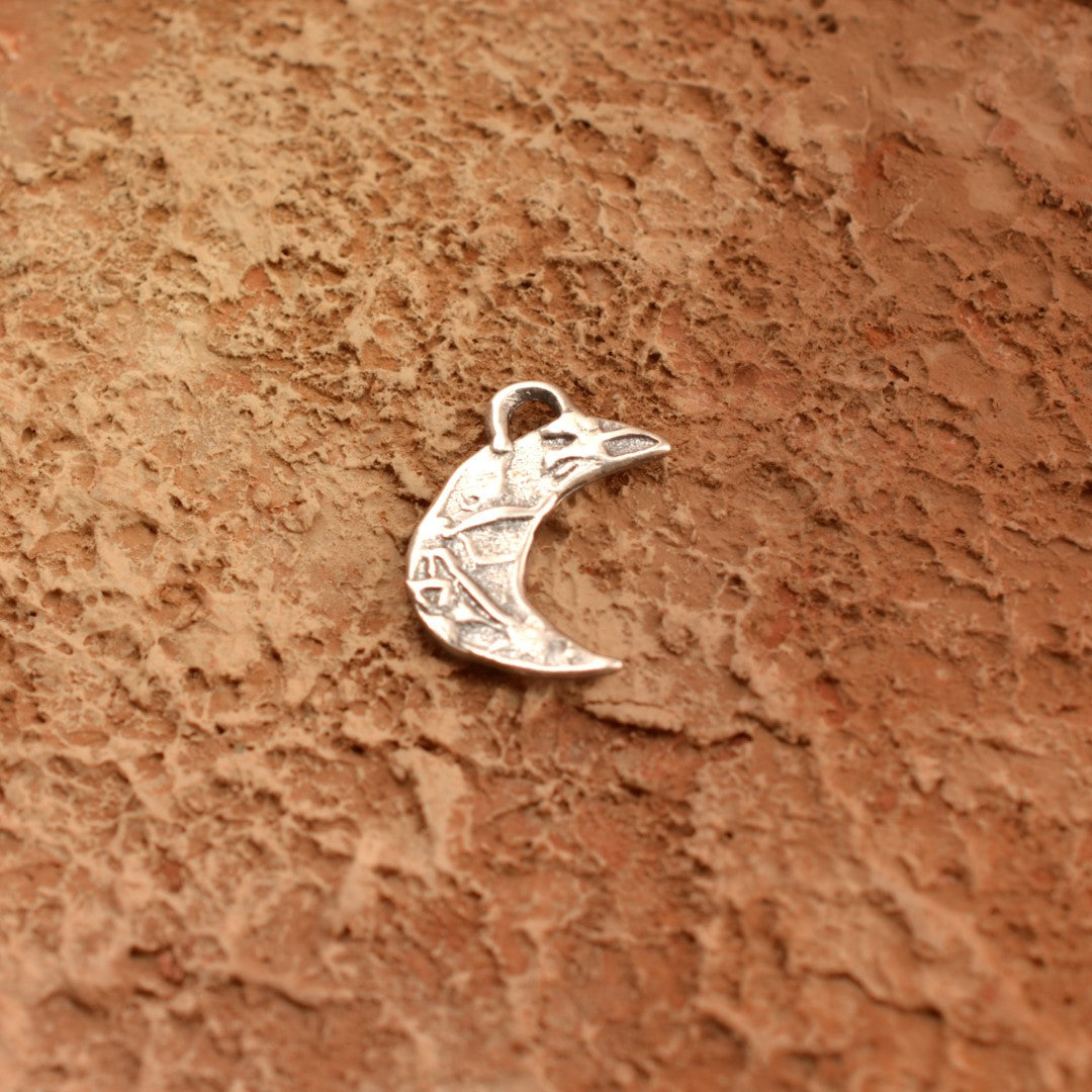 Halbmond-Amulett-Anhänger aus 925er Silber – Talisman für Intuition und einen Neuanfang, handgefertigter Skulpturenschmuck im Boho- und rustikalen Stil | Art Diva
