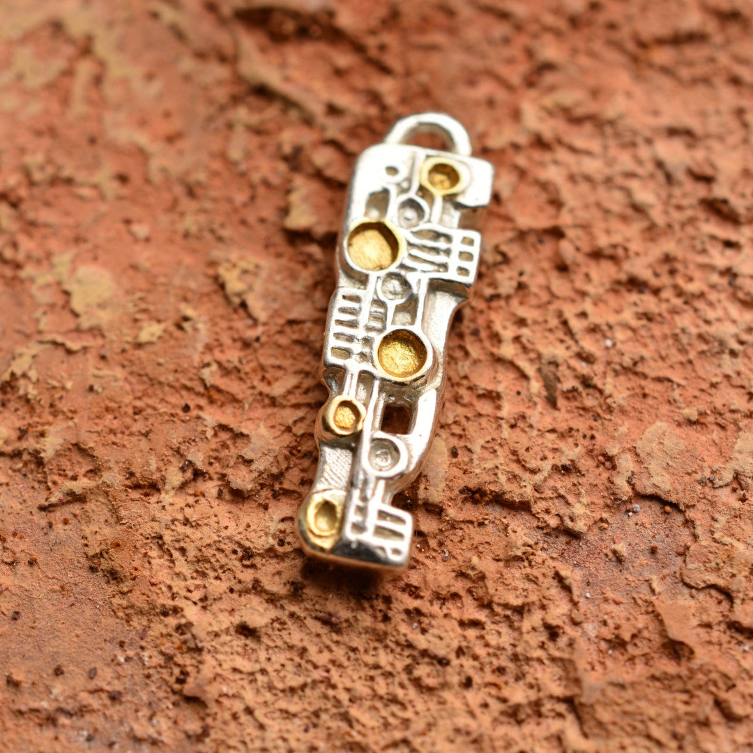 „Puls“ – Anhänger aus 925er Silber mit goldfarbenen Akzenten, künstlerisches Schmuckstück für Kraft und Rhythmus | Art Diva