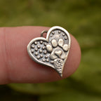 Herz-Anhänger mit Pfote aus 925er Silber – handgefertigter Talisman für die Liebe zu Tieren, Skulpturenschmuck im Boho- und rustikalen Stil | Art Diva