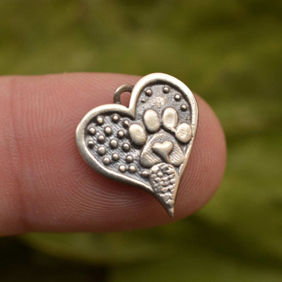 Herz-Anhänger mit Pfote aus 925er Silber – handgefertigter Talisman für die Liebe zu Tieren, Skulpturenschmuck im Boho- und rustikalen Stil | Art Diva
