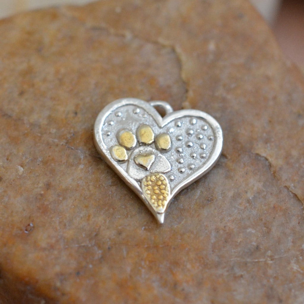 „Glanz“ – Herz-Anhänger mit Pfote aus 925er Silber und goldfarbenen Akzenten, Talisman für Tierliebe, handgefertigter Skulpturenschmuck im Boho- und rustikalen Stil | Art Diva