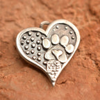 Herz-Anhänger mit Pfote aus 925er Silber – handgefertigter Talisman für die Liebe zu Tieren, Skulpturenschmuck im Boho- und rustikalen Stil | Art Diva