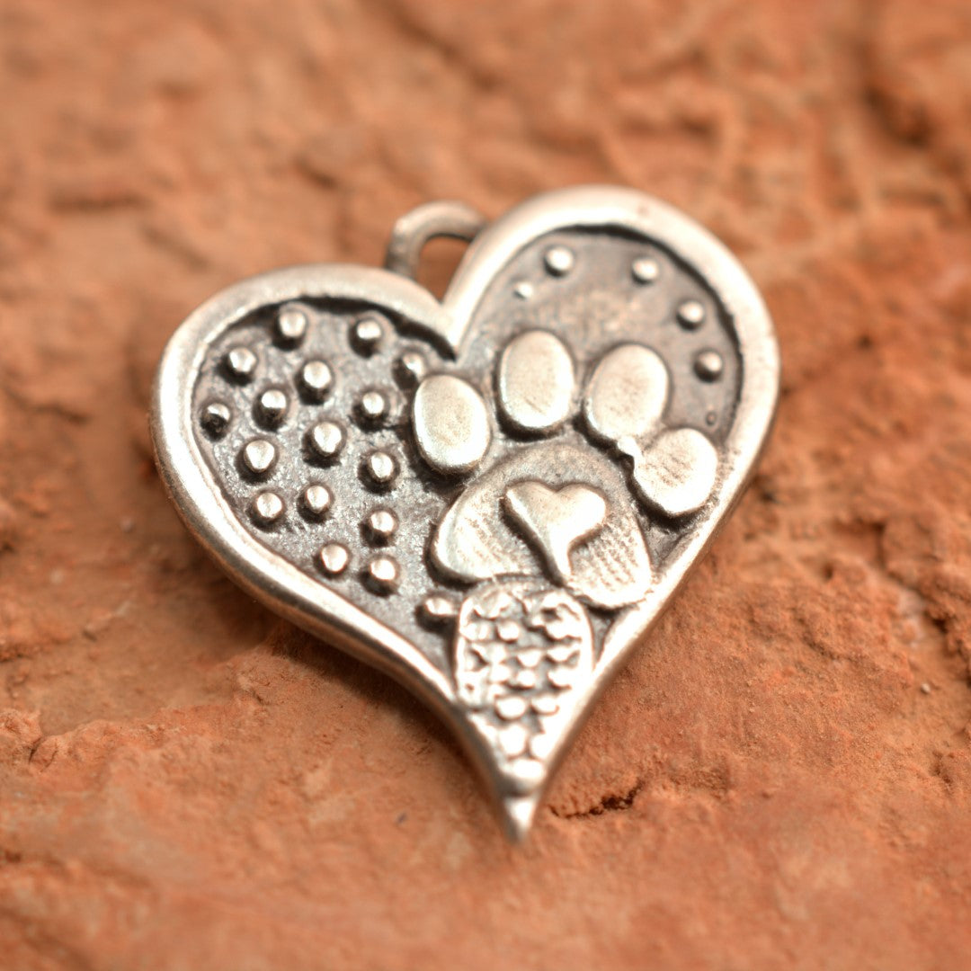 Herz-Anhänger mit Pfote aus 925er Silber – handgefertigter Talisman für die Liebe zu Tieren, Skulpturenschmuck im Boho- und rustikalen Stil | Art Diva