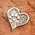 Herz-Anhänger mit Pfote aus 925er Silber – handgefertigter Talisman für die Liebe zu Tieren, Skulpturenschmuck im Boho- und rustikalen Stil | Art Diva