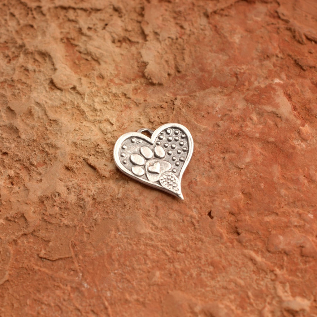 Herz-Anhänger mit Pfote aus 925er Silber – handgefertigter Talisman für die Liebe zu Tieren, Skulpturenschmuck im Boho- und rustikalen Stil | Art Diva