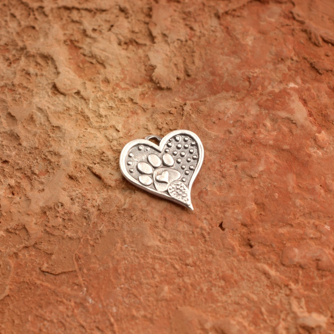 Herz-Anhänger mit Pfote aus 925er Silber – handgefertigter Talisman für die Liebe zu Tieren, Skulpturenschmuck im Boho- und rustikalen Stil | Art Diva