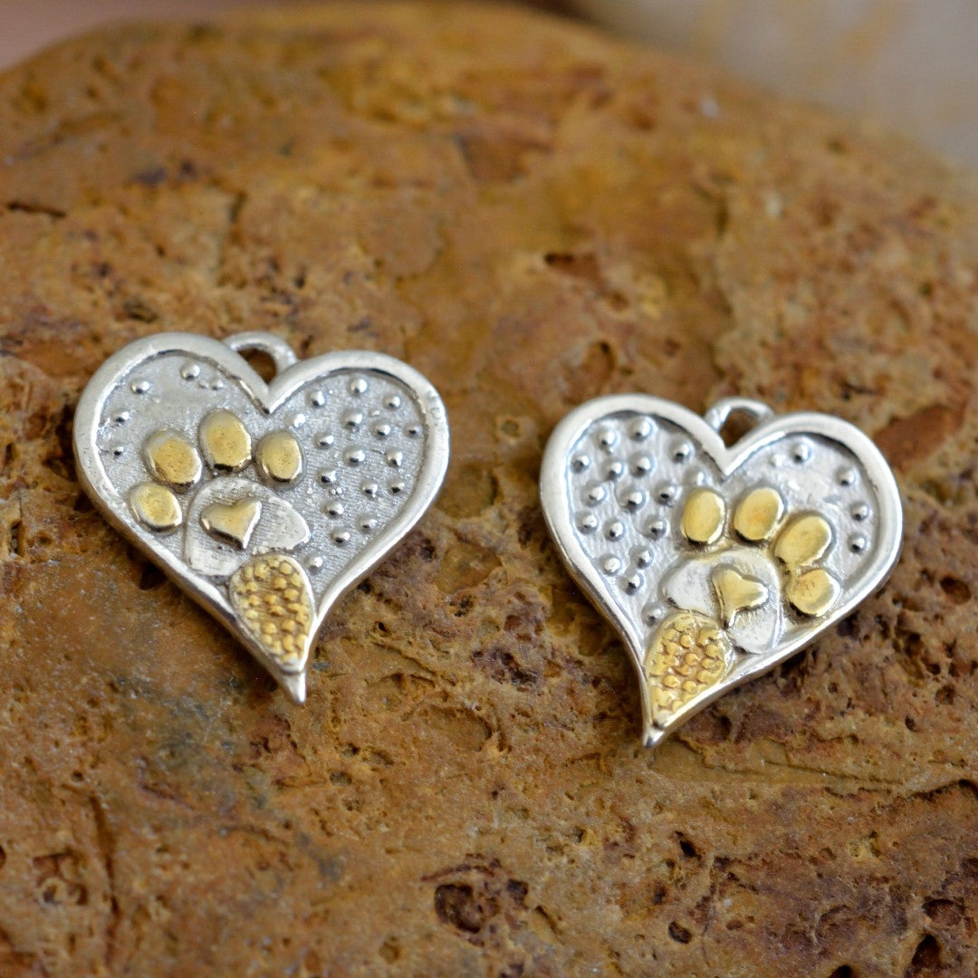 „Glanz“ – Herz-Anhänger mit Pfote aus 925er Silber und goldfarbenen Akzenten, Talisman für Tierliebe, handgefertigter Skulpturenschmuck im Boho- und rustikalen Stil | Art Diva